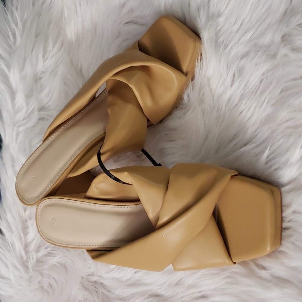 NWOB Strappy Crossband Sandals Sz 11 (3.5" Heel) - Picture 2 of 5
